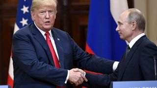 Le président américain Donald Trump et le président russe Vladimir Poutine se serrent la main après leur conférence de presse conjointe au palais présidentiel d'Helsinki, en Finlande