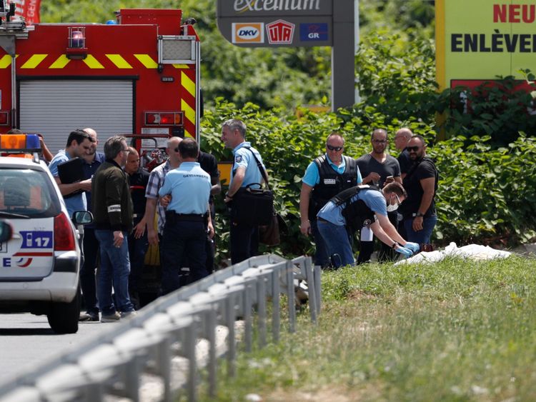 La médecine légale examine la scène où l'hélicoptère a été trouvé