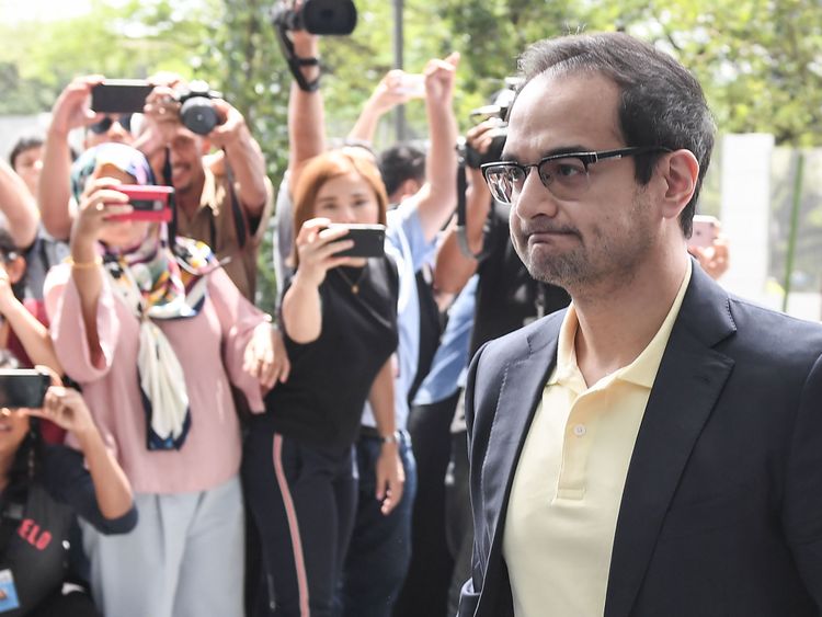 Le beau-fils de Najib Razak, Riza Aziz, arrive pour faire une déclaration à la police