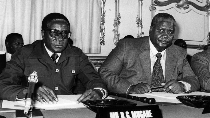 Robert Mugabe et le leader de la ZAPU, Joshua Nkomo, lors des pourparlers de Lancaster House en 1979