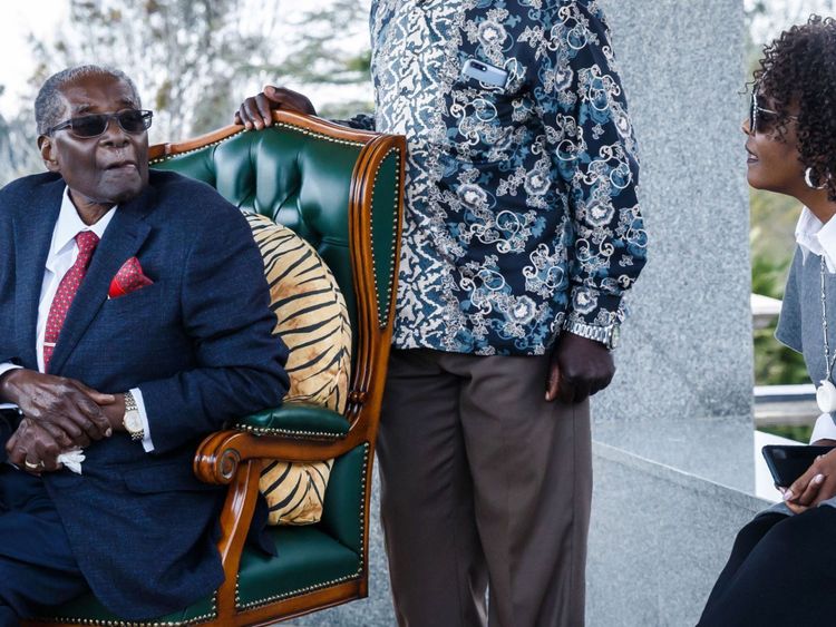 Robert Mugabe parle avec sa femme Grace à ses côtés