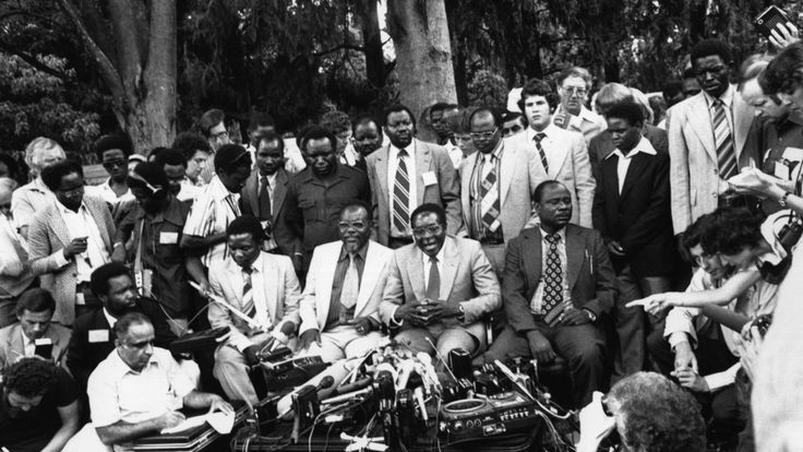 6 mars 1980: Robert Gabriel Mugabe, nouveau président du Zimbabwe, tient une conférence de presse dans son jardin à Mount Pleasant, Salisbury

