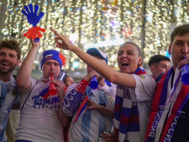 Les fans de football russes célèbrent la victoire de leur équipe nationale 3-1 sur l'Egypte dans les rues près de la Place Rouge