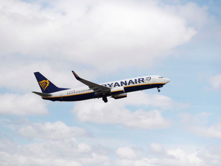 Un Boeing 737-800 de Ryanair décolle à l'aéroport de Lisbonne, au Portugal, le 5 juillet 2018. REUTERS / Rafael Marchante