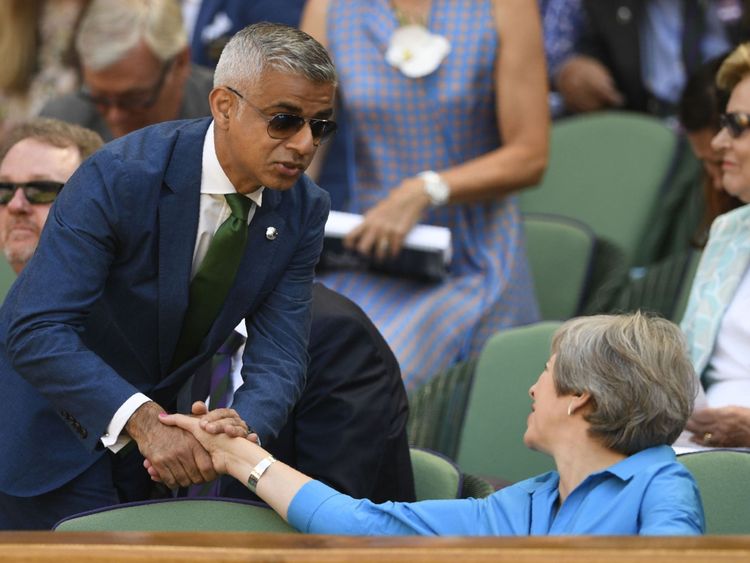 Le maire de Londres, Sadiq Khan, s'entretient avec le Premier ministre britannique Theresa May dans la Royal Box