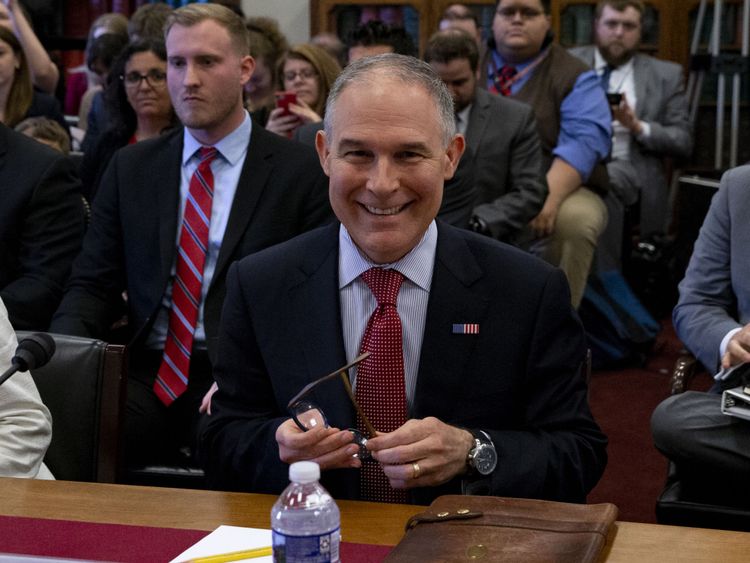 L'administrateur de l'EPA, Scott Pruitt, prend sa place avant son témoignage devant le Comité des affectations à la Chambre lors d'une audience sur le budget de l'EPA pour l'année fiscale 2019 au Capitole le 26 avril 2018