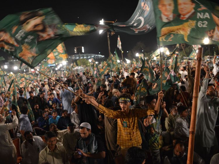 Les partisans de Shahbaz Sharif, frère cadet de l'ancien Premier ministre pakistanais Nawaz Sharif et chef de la Ligue musulmane pakistanaise-Nawaz (PML-N), brandissent des drapeaux en prévision de l'élection générale de Rawalpindi le 23 juillet. 2018
