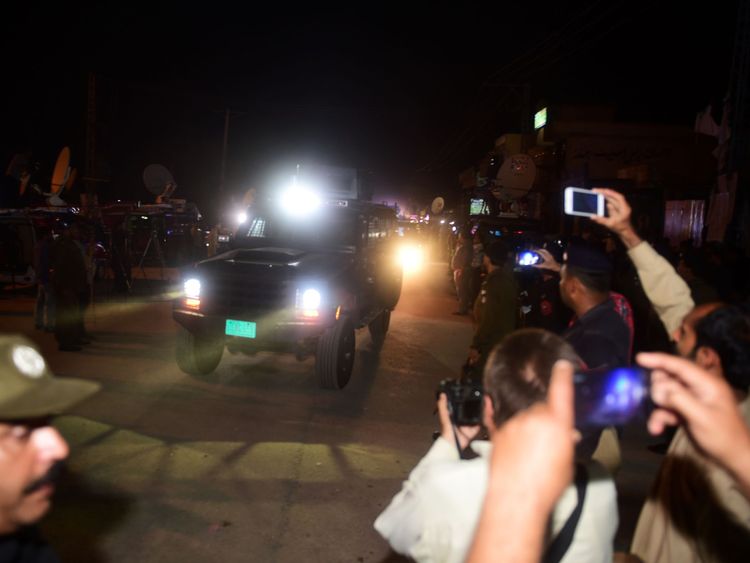 Un véhicule blindé qui aurait transporté l'ancien Premier ministre pakistanais Nawaz Sharif et sa fille Maryam Nawaz arrive à la prison d'Adiala à Rawalpindi