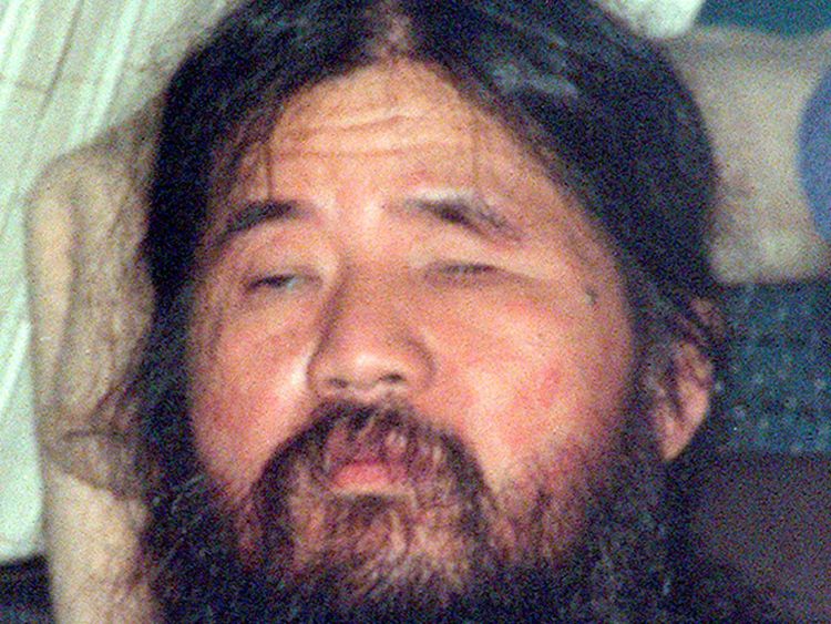 Shoko Asahara, leader du culte du diocèse japonais, est assis dans un fourgon de police suite à un interrogatoire à Tokyo, Japon, sur cette photo prise par Kyodo le 25 septembre 1995. Crédit obligatoire Kyodo / via REUTERS ATTENTION EDITORS - CETTE IMAGE A ÉTÉ FOURNIE PAR UN TIERS. CRÉDIT OBLIGATOIRE. JAPON OUT. AUCUNE VENTE COMMERCIALE OU ÉDITORIALE AU JAPON.