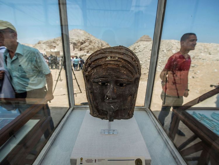 Une photo prise le 14 juillet 2018 montre un masque de momie en argent doré retrouvé sur le visage de la momie du deuxième prêtre de Mout, devant la pyramide à degrés de Saqqara, au sud de la capitale égyptienne, Le Caire. - Le ministre des Antiquités égyptien a annoncé l'excavation d'un atelier de momification découvert avec un lieu de sépulture communal, composé de plusieurs chambres funéraires. Les travaux sont menés au sud de la pyramide du roi Unas à Saqqarah par une mission égypto-allemande. (Phot