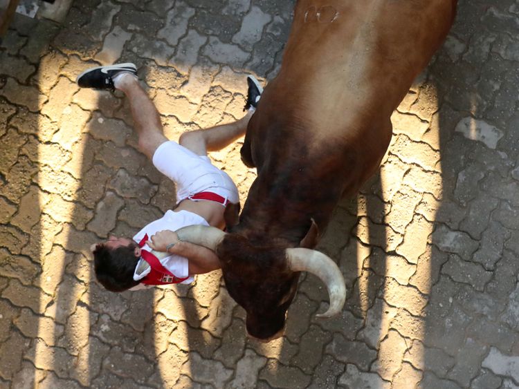 Les coureurs sprintent le long des taureaux lors de la dernière course des taureaux au festival de San Fermin à Pampelune, Espagne, le 14 juillet 2018. REUTERS / Susana Vera