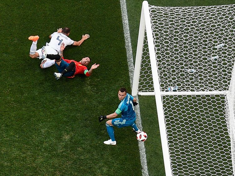 Sergei Ignashevich détourne un coup franc de Marco Asensio dans son propre filet