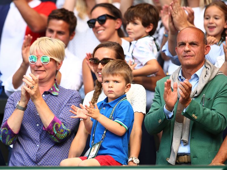 La femme de Djokovic, Jelena, regarde le match avec leur fils Stefan