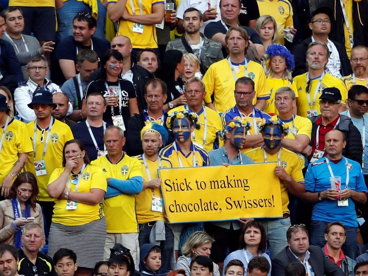 Les fans suédois se moquent de leurs homologues suisses dans les tribunes