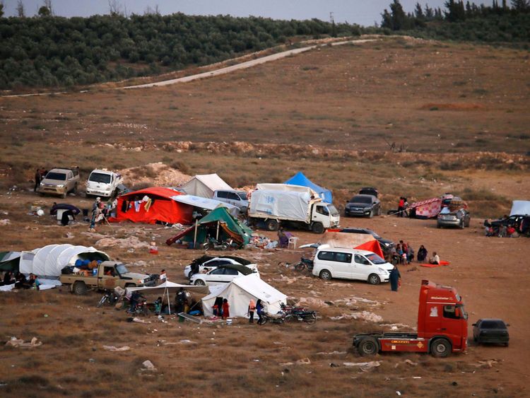 Des dizaines de milliers de personnes sont bloquées à la frontière syrienne