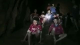 Les garçons thaïlandais ont été trouvés assis sur une banque à l'intérieur de la grotte 