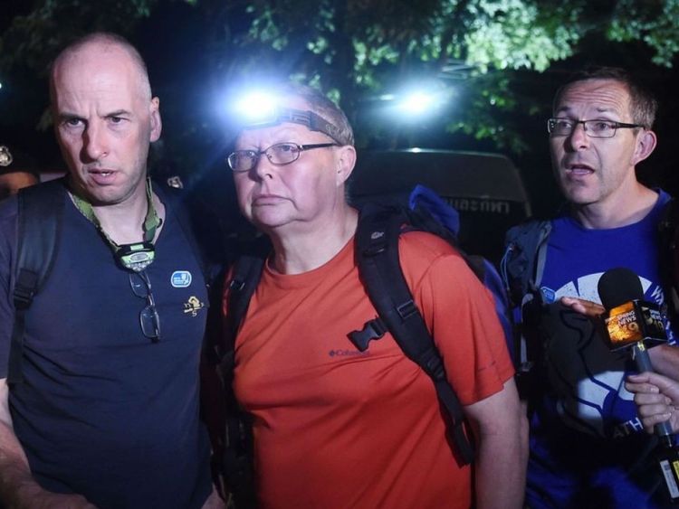 Le British Cave Rescue Council a déclaré que le plongeur parlant dans la vidéo est susceptible d'être soit Richard William Stanton (à gauche) ou John Volanthen (à droite)