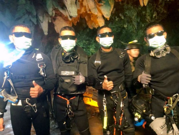 Quatre SEALS de la marine thaïlandaise donnent un coup de pouce en quittant la grotte