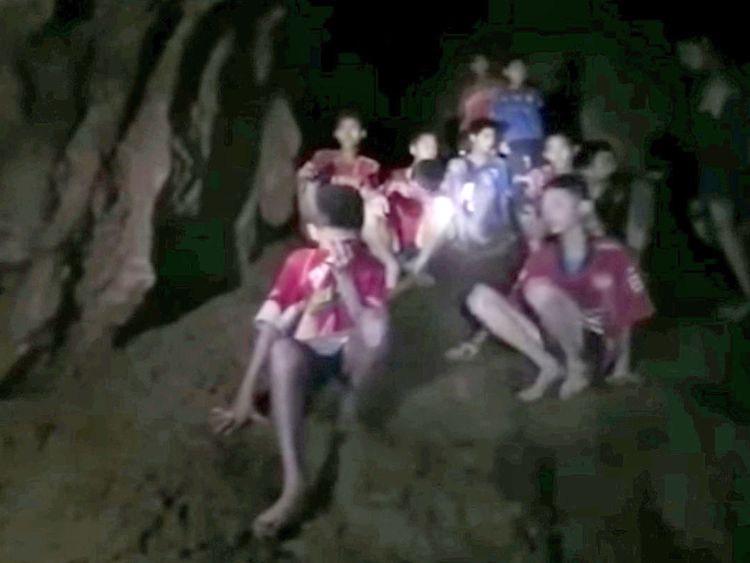 Les garçons d'une équipe de football de moins de 16 ans et leur entraîneur attendent d'être sauvés après avoir été pris au piège dans une grotte inondée à Chiang Rai, en Thaïlande