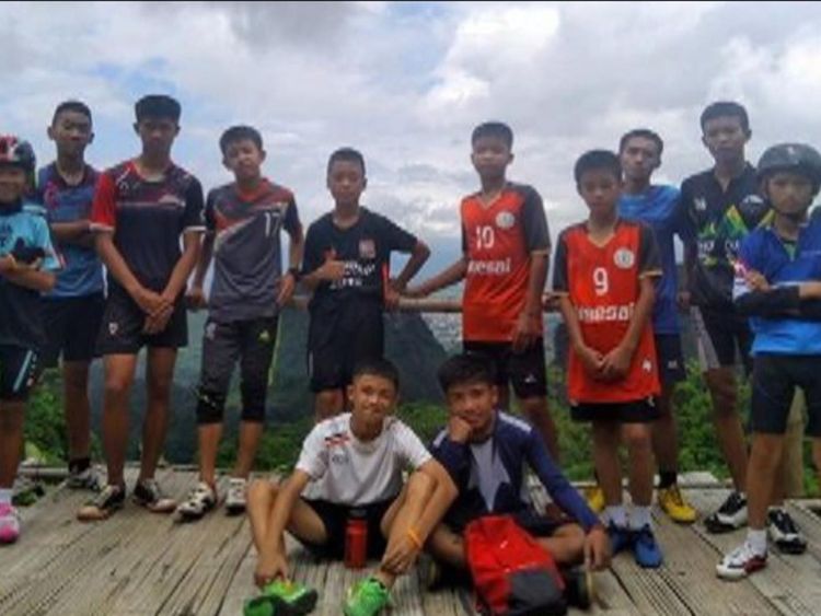 Les secouristes recherchant 12 garçons disparus et leur entraîneur de football disent qu'ils ont tous été retrouvés vivants, ont déclaré des responsables en Thaïlande.