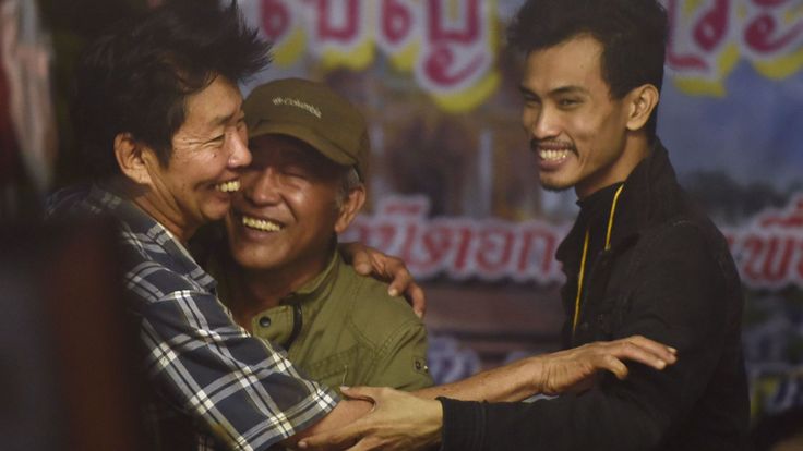 Les membres de la famille fêtent leur anniversaire en campant près de la grotte de Than Luang en Thaïlande, après avoir appris que tous les membres de l'équipe de football des enfants et leur entraîneur sont vivants