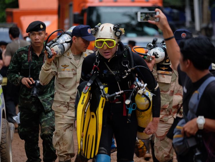 Le plongeur britannique John Volanthen quitte la grotte de Tham Luang Nang à Chiang Rai en Thaïlande.