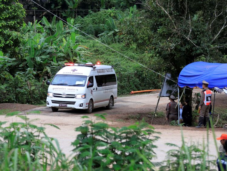 Une ambulance transportant des écoliers secourus part du complexe troglodytique de Tham Luang dans la province septentrionale de Chiang Rai, en Thaïlande, le 10 juillet 2018. REUTERS / Soe Zeya Tun