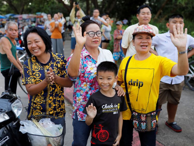 Les spectateurs agitent une ambulance transportant des écoliers secourus qui quittent un aéroport militaire à Chiang Rai, en Thaïlande, le 10 juillet 2018. REUTERS / Tyrone Siu