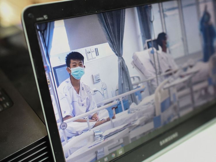 Des images des garçons à l'hôpital ont été montrées lors d'une conférence de presse à Chiang Rai