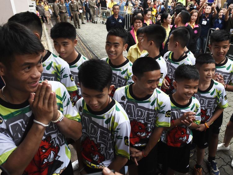 Les 12 garçons et leur entraîneur de football Ekkapol Chantawong