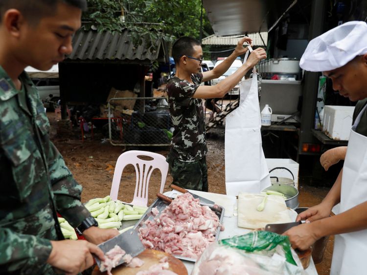 Des soldats ont été amenés pour aider l'opération de sauvetage