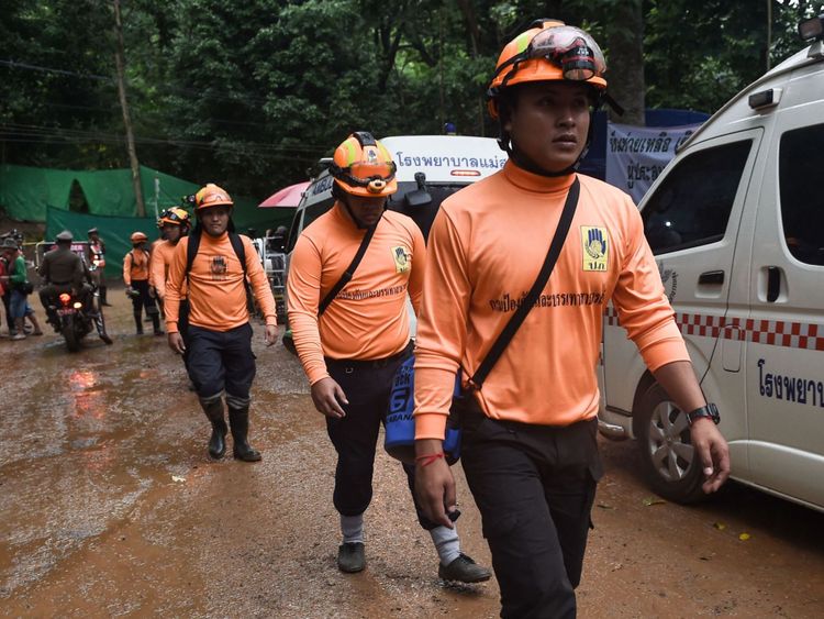 Les fonctionnaires disent que cela pourrait prendre jusqu'à quatre jours pour sauver l'ensemble du groupe