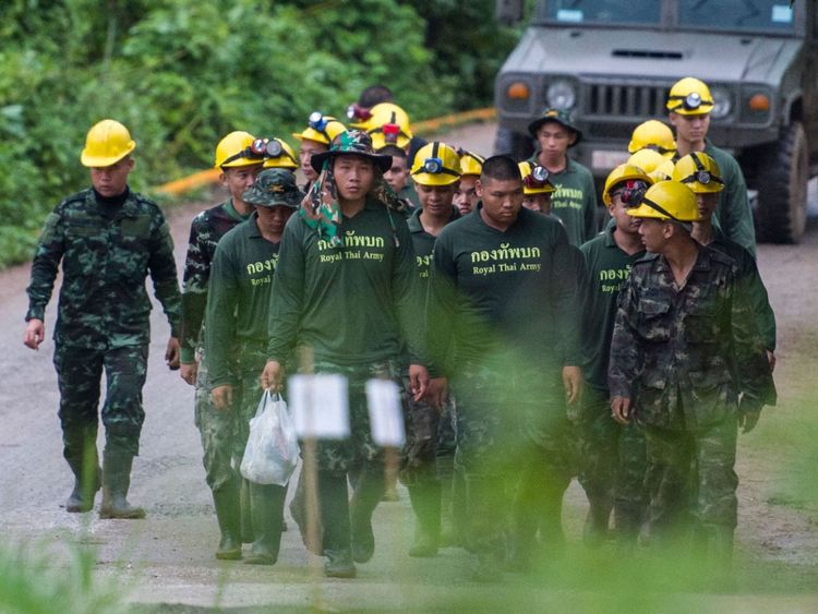 Des soldats thaïlandais marchent depuis la zone de la grotte alors que les opérations redémarrent lundi