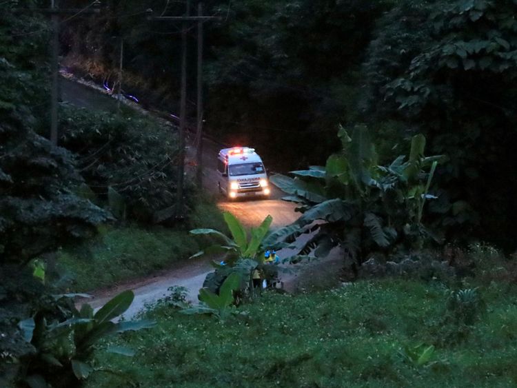 Une ambulance supposée porter un des garçons sauvés