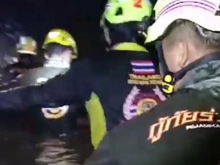 Les plongeurs font leur chemin vers les garçons piégés