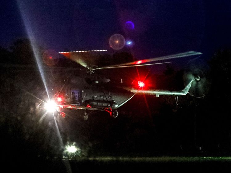 Un hélicoptère atterrit dans un aéroport militaire de Chiang Rai, avant que ses passagers ne soient emmenés à l'hôpital