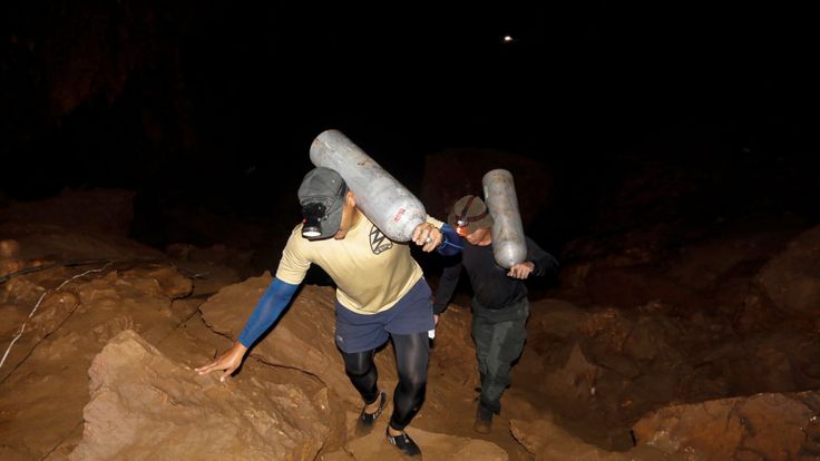 Certains des plongeurs tentent de sauver un groupe de footballeurs disparus