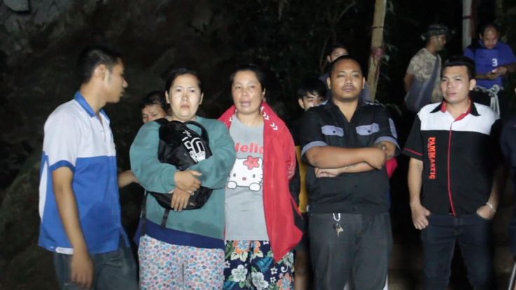 Les parents attendent nerveusement des nouvelles sur les lieux