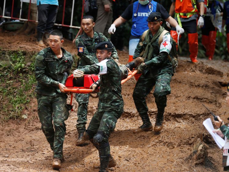 Des soldats et des secouristes exécutent une victime simulée pendant un exercice