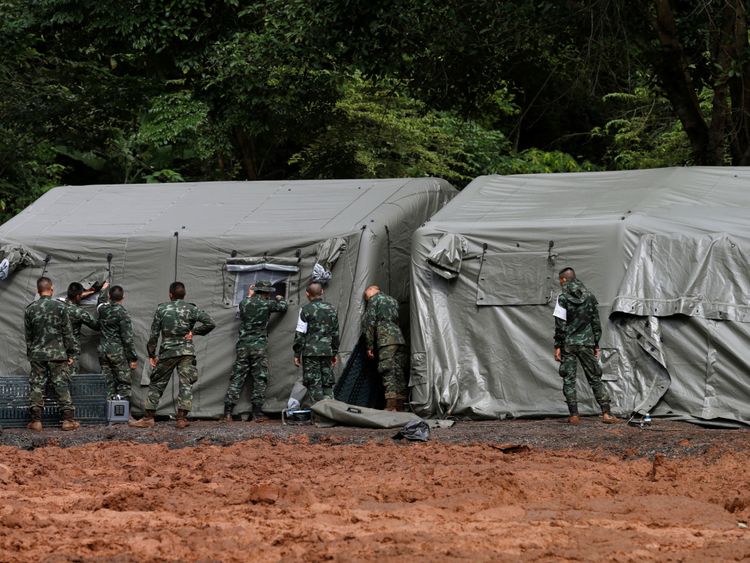 Des soldats ont préparé un hôpital de fortune près de la grotte