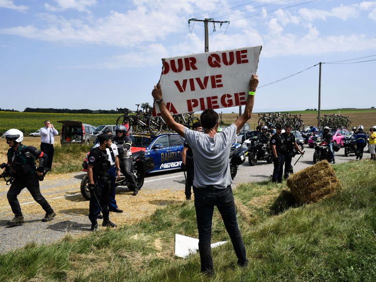Un manifestant tient une pancarte pour la région de Piege. au cours d'un agriculteurs protestation