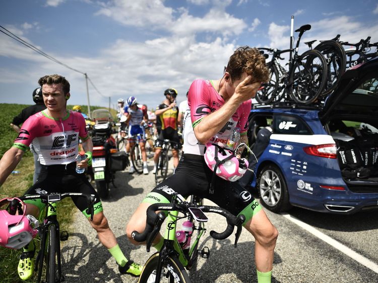 Les coureurs nettoient leurs yeux après que le gaz lacrymogène a été utilisé pendant les fermiers. protestation 