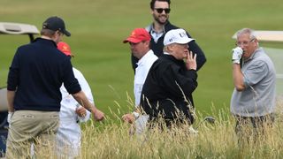 lors de la première visite officielle du président des États-Unis au Royaume-Uni le 14 juillet 2018 à Turnberry, en Écosse. Le président des États-Unis et première dame, Melania Trump lors de leur première visite officielle au Royaume-Uni après les réunions d'hier avec le premier ministre et la reine est en Écosse pour un week-end privé à son Turnberry. "Srcset =" https : //e3.365dm.com/18/07/320x180/skynews-trump-golf_4361909.jpg? 20180714161630 320w, https://e3.365dm.com/18/07/640x380/skynews-trump-golf_4361909.jpg? 20180714161630 640w, https://e3.365dm.com/18/07/736x414/skynews-trump-golf_4361909.jpg?20180714161630 736w, https://e3.365dm.com/18/07/992x558/skynews-trump- golf_4361909.jpg? 20180714161630 992w, https://e3.365dm.com/18/07/1096x616/skynews-trump-golf_4361909.jpg?20180714161630 1096w, https://e3.365dm.com/18/07/1600x900/ skynews-trump-golf_4361909.jpg? 20180714161630 1600w, https://e3.365dm.com/18/07/1920x1080/skynews-trump-golf_4361909.jpg?20180714161630 1920w, https://e3.365dm.com/18/ 07 / 2048x1152 / skynews-trump-golf_4361909.jpg? 20180714161630 2048w "tailles =" (min-largeur: 900px) 992px, 100vw