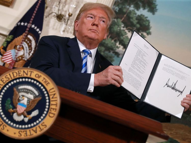 Le président américain Donald Trump annonce sa décision de retirer les Etats-Unis de l'accord nucléaire iranien de 2015 dans la salle diplomatique à la Maison Blanche le 8 mai 2018 à Washington, DC. Après deux ans et demi de négociations, l'Iran a accepté en 2015 de mettre fin à son programme nucléaire en échange des pays occidentaux, dont les États-Unis, levant des décennies de sanctions économiques. Depuis lors, les inspecteurs internationaux n'ont constaté aucune violation des termes par l'Iran.