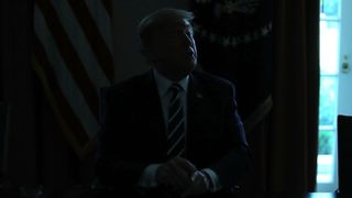   Les lumières s'éteignent temporairement dans la salle du Cabinet tandis que le président américain Donald Trump parle aux médias de sa rencontre avec Vladimir Poutine