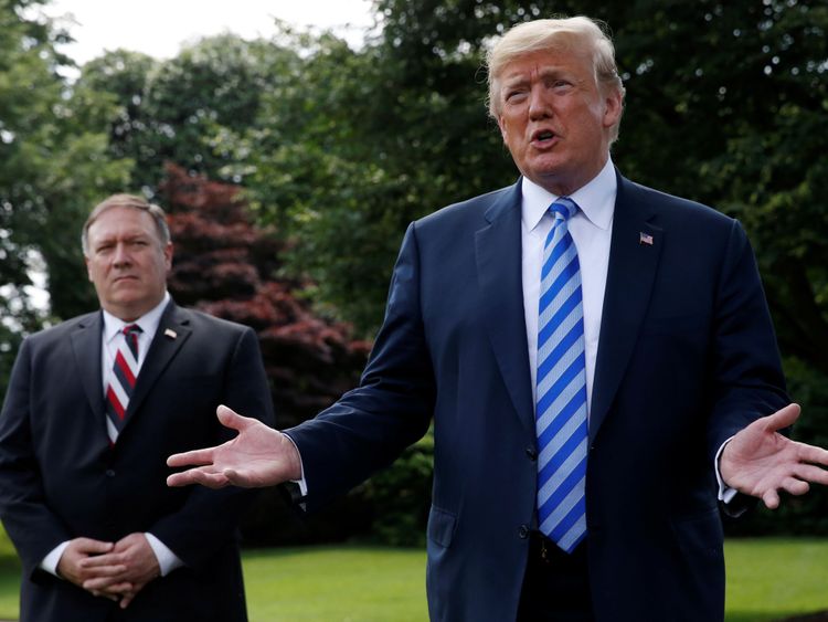 Le président des États-Unis, Donald Trump, s'entretient avec les médias alors que le secrétaire d'État américain, Mike Pompeo, regarde après une rencontre avec l'envoyé nord-coréen Kim Yong Chol à la Maison Blanche