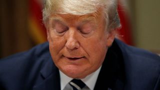 Le président américain Trump parle de sa rencontre au sommet avec le président russe Poutine