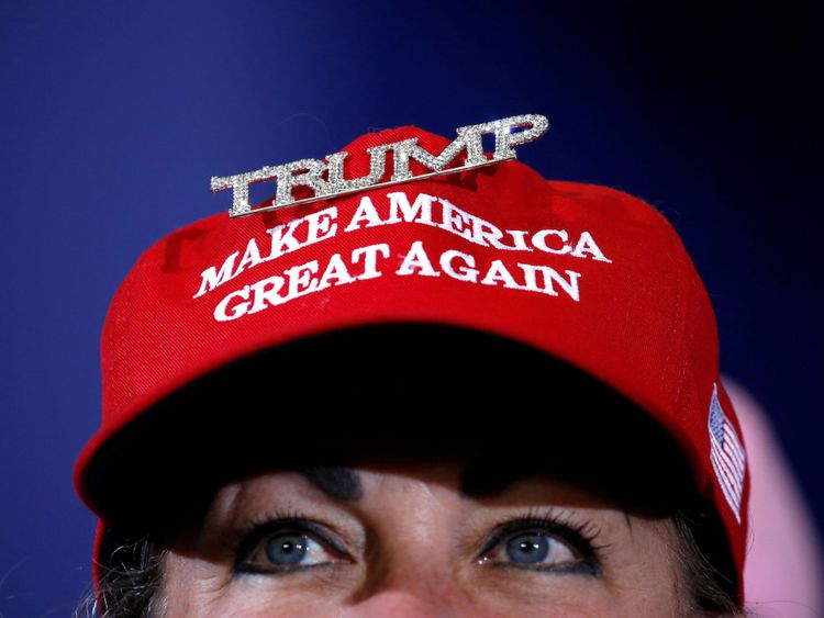 Quelques heures avant l'entrée en vigueur des tarifs, M. Trump a tenu un rassemblement pour les partisans