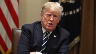 WASHINGTON, DC - 17 juillet: Le président américain Donald Trump parle aux médias de sa rencontre avec le russe Vladimir Poutine à Helsinki, dans la salle du Cabinet le 17 juillet 2018 à Washington, DC. Le président Trump tenait une réunion avec les membres de la Chambre du Comité des voies et moyens. (Photo par Mark Wilson / Getty Images)
