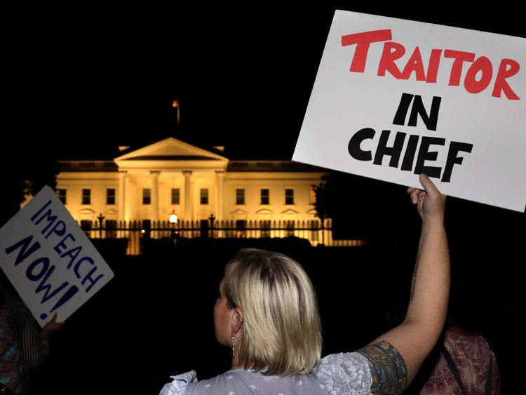   Les manifestants se rassemblent devant la Maison Blanche après le sommet Trump-Poutine à Helsinki
